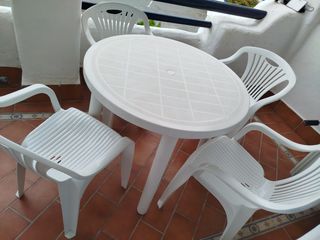 Mesa y 4 sillas
