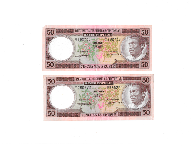 Dos billetes de 50 ekueles Guinea 1975
