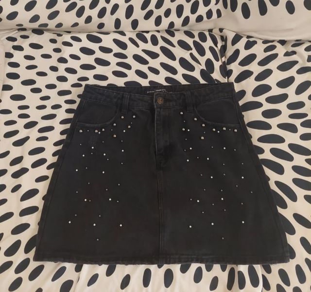 Mini falda negra con tachuelas 