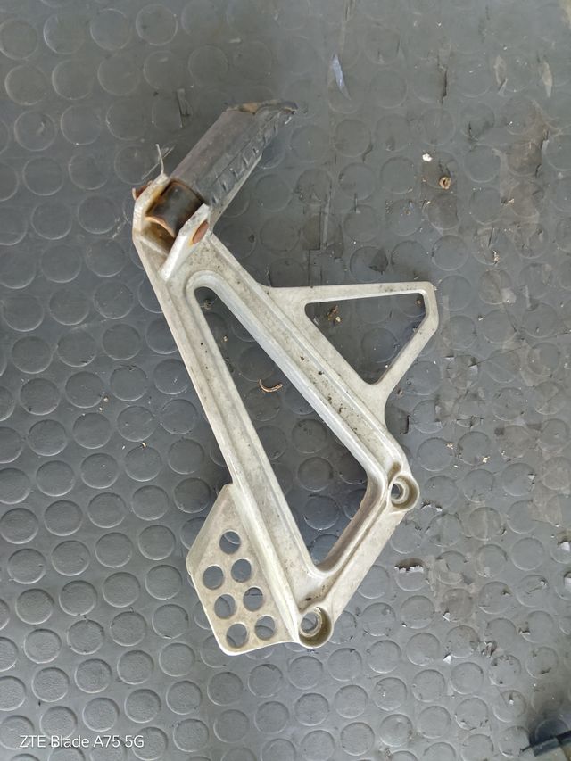 Pedana destra posteriore honda dominator 650