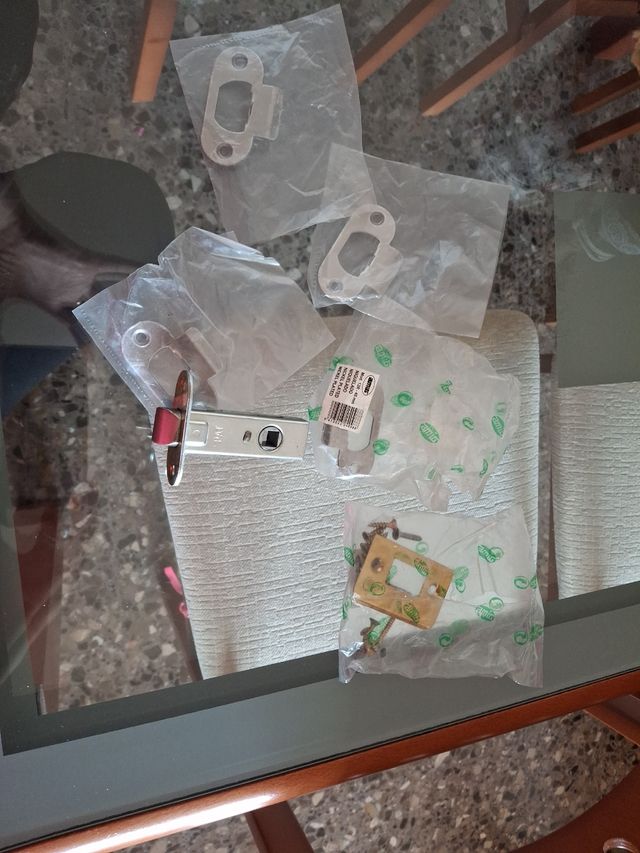 Picaporte tubular, cerraduras.