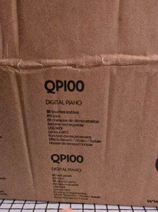 Piano más soporte y asiento QP100 nuevo