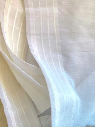 Cortina blanca translúcida super Grande.