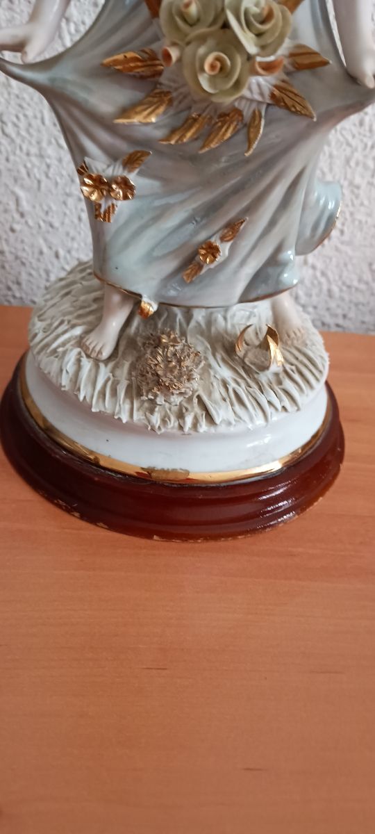 Figura antigua mujer de época