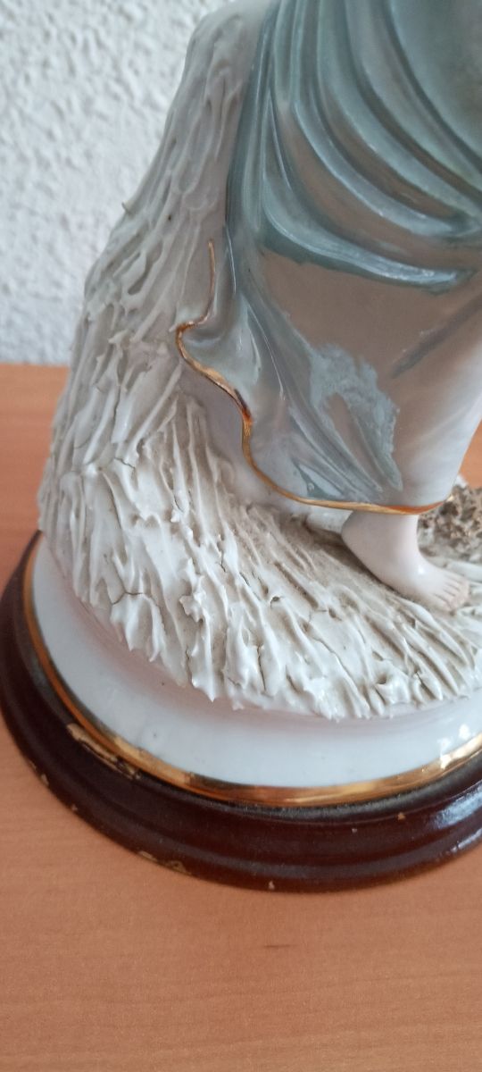 Figura antigua mujer de época