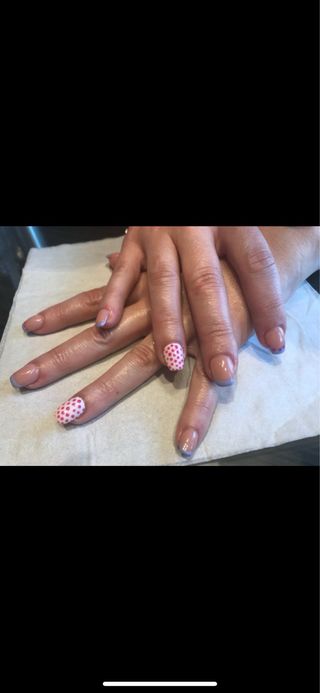 Estética a domicilio: Manicura y pestañas