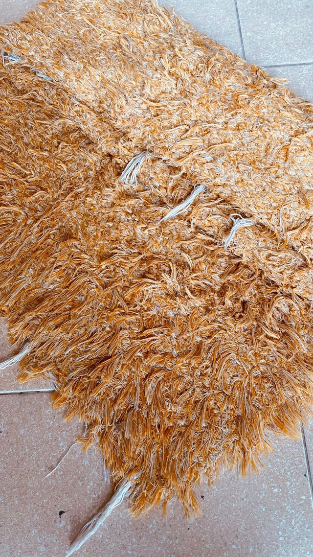 Alfombra shaggy color ocre medidas 62x140cm