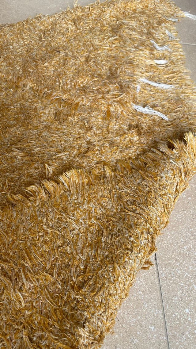 Alfombra shaggy color ocre medidas 62x140cm