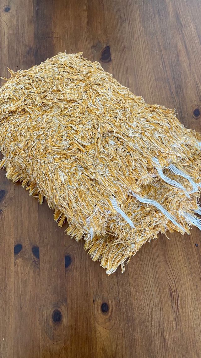 Alfombra shaggy color ocre medidas 62x140cm