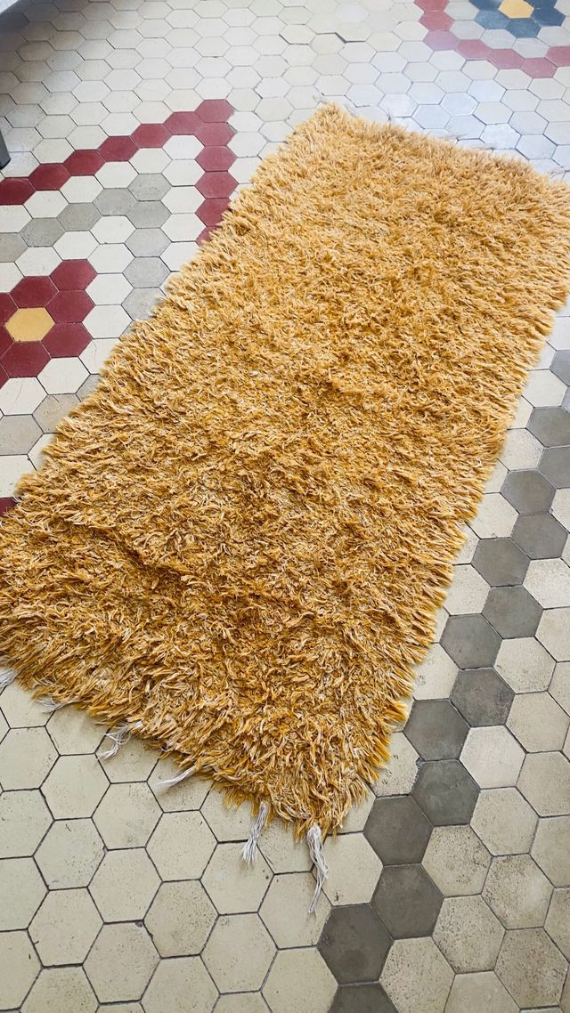 Alfombra shaggy color ocre medidas 62x140cm
