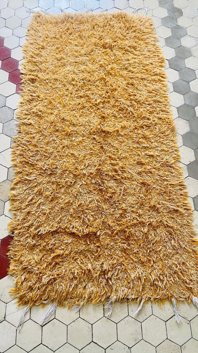 Alfombra shaggy color ocre medidas 62x140cm