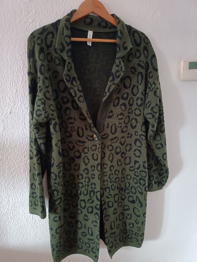 Chaqueta punto leopardo verde oliva.
