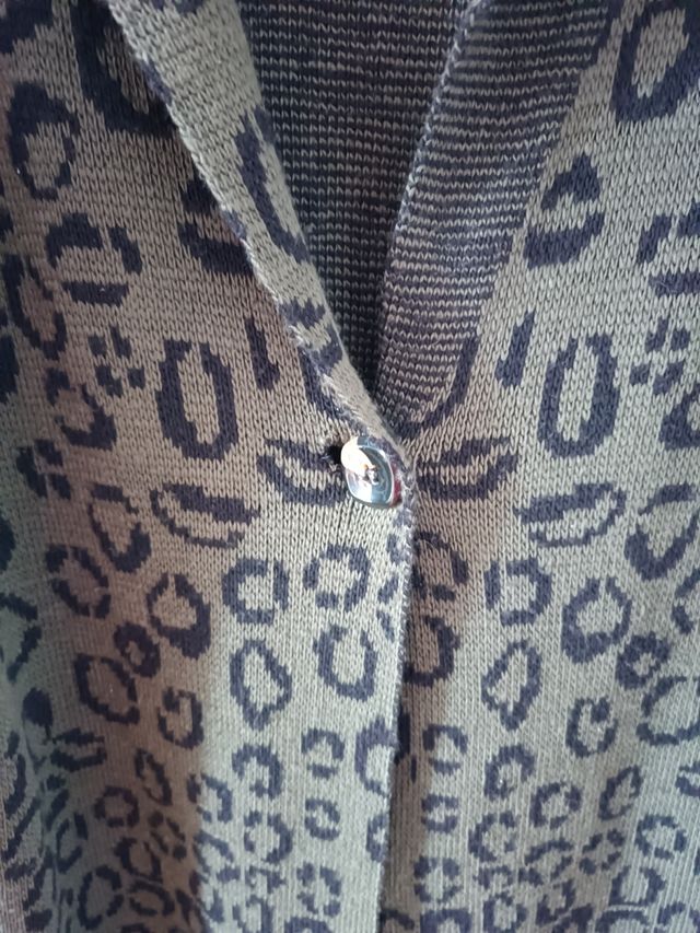 Chaqueta punto leopardo verde oliva.
