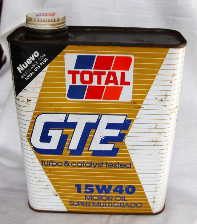 Antigua caja de aceite Total de 2 litros , vacia