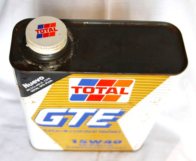 Antigua caja de aceite Total de 2 litros , vacia