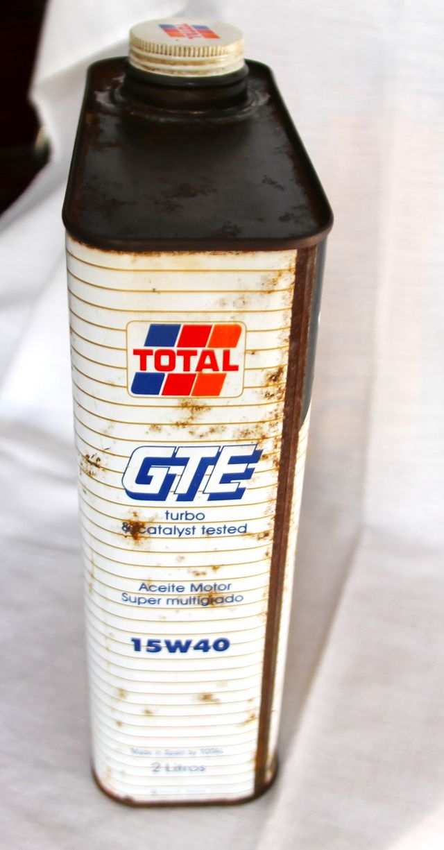 Antigua caja de aceite Total de 2 litros , vacia