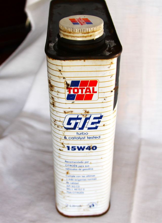 Antigua caja de aceite Total de 2 litros , vacia