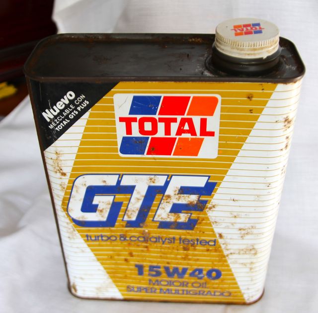 Antigua caja de aceite Total de 2 litros , vacia