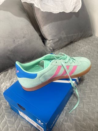 Adidas gazelle verde agua lineas rosas