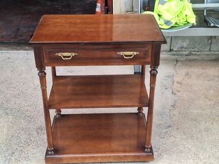 Mesa auxiliar de madera marrón . Con ruedas 