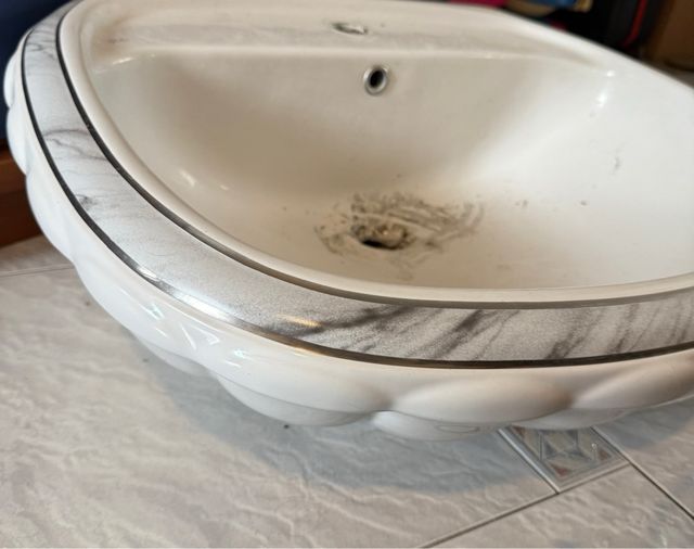 Lavabo conchiglia bianco e grigio