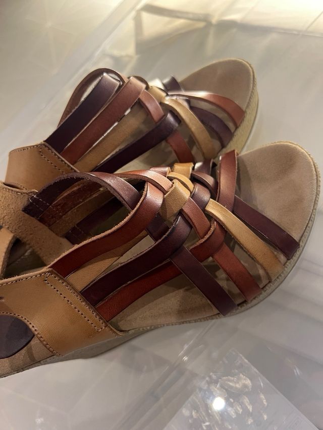 Cuñas marrones trenzadas