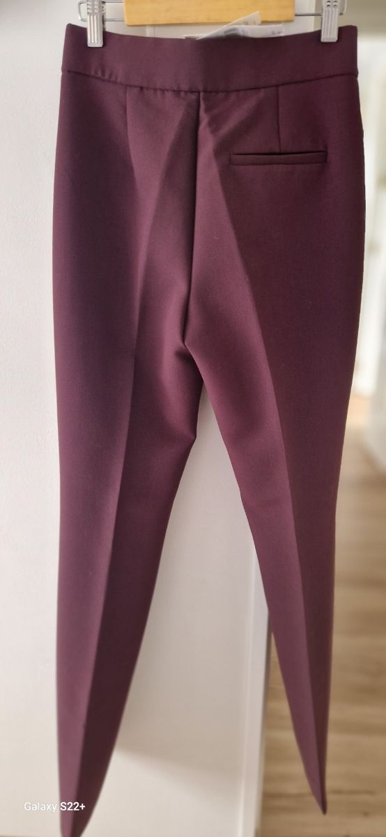 Pantalon de pinza color vino