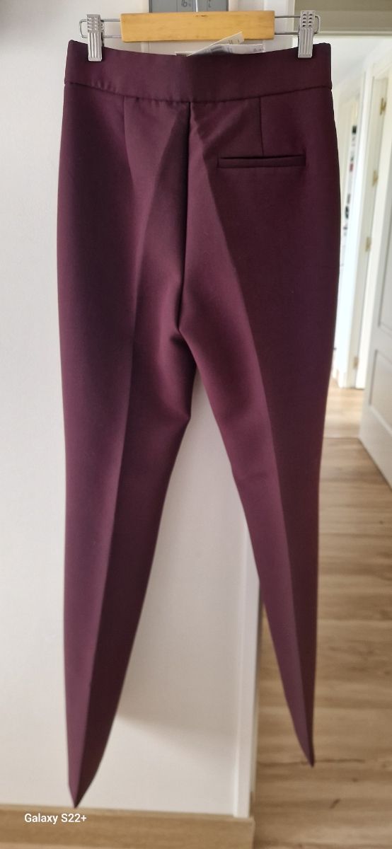 Pantalon de pinza color vino