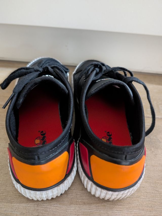 Bambas ellesse negras talla 37 mujer.
