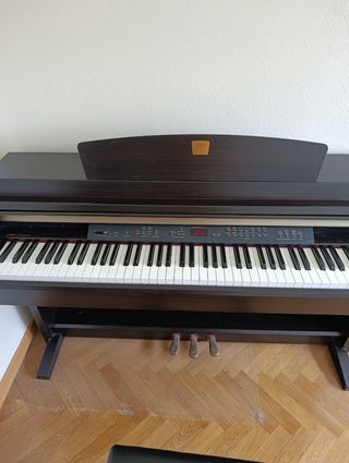 Yamaha Clavinova CLP-230 Piano  SIN APENAS USO