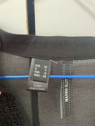 Camisa traslucida negra, elegante mujer. MANGO