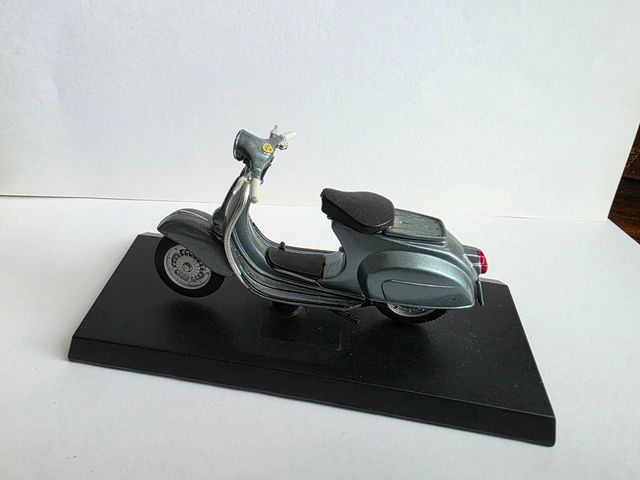 Vespa 125 Nuova (1965) 1:18