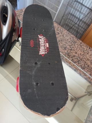 Monopatín Spiderman + casco