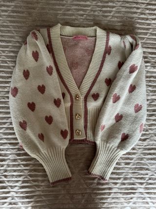 Jersey crema con corazones rosas