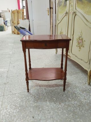 Mesita madera marrón