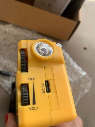 Radio emergencia manivela batería luz sirena nueva