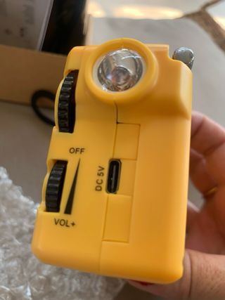 Radio emergencia manivela batería luz sirena nueva