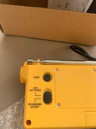 Radio emergencia manivela batería luz sirena nueva