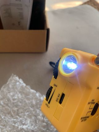 Radio emergencia manivela batería luz sirena nueva