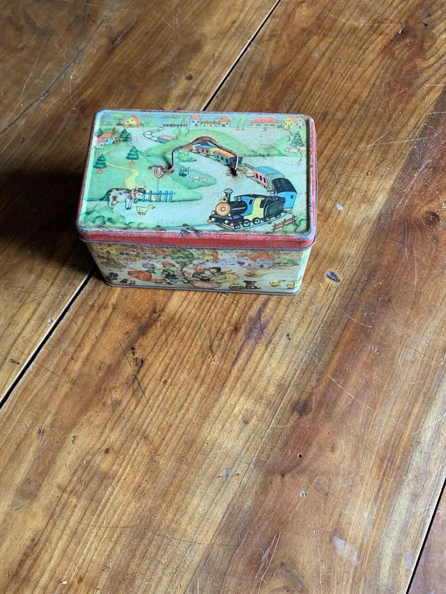 Scatole di latta vintage antiche