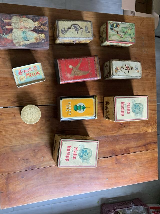 Scatole di latta vintage antiche