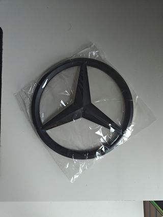 Insignia Mercedes Benz Negra