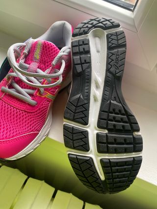 Zapatillas Asics Contend rosa fucsia .