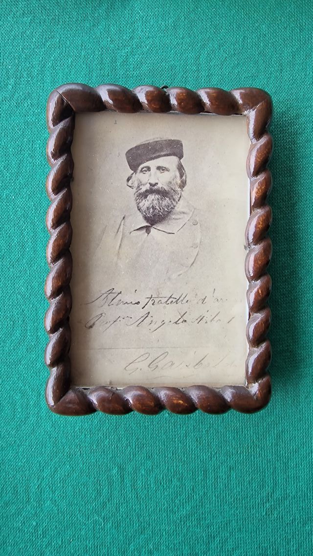 Foto del 1870 di Garibaldi in cornice originale.