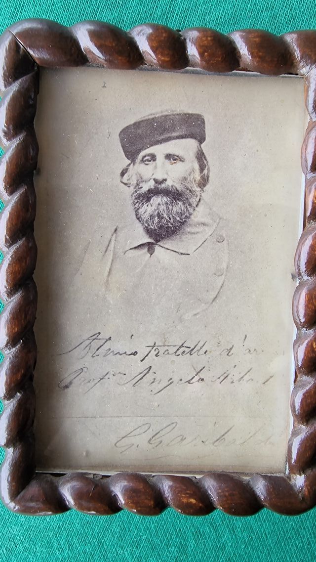 Foto del 1870 di Garibaldi in cornice originale.