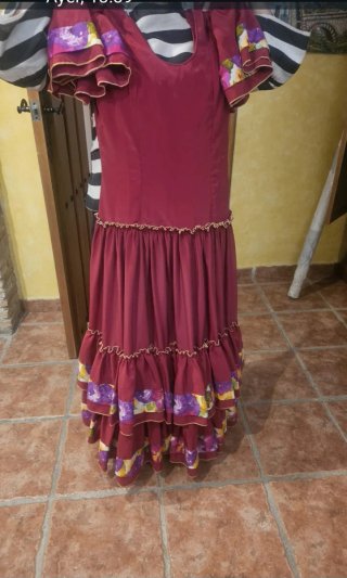 Bata rociera vino tinto y estampada y pañuelo