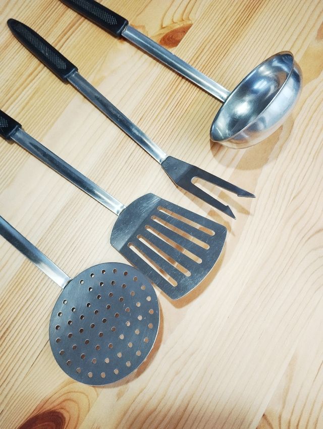 SET DI ACCESSORI DA CUCINA ANTICHI.