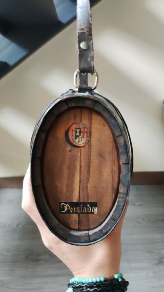 Barril de vino pequeño decorativo