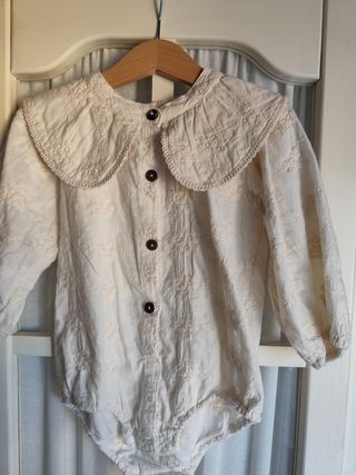 Camisa-body con cuello grande y bordado 