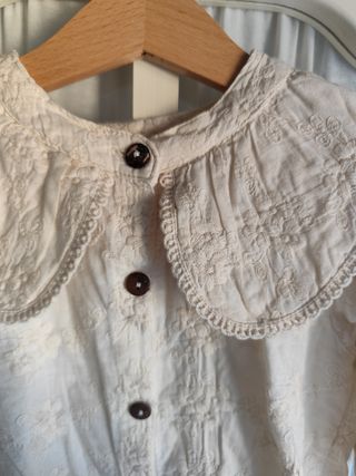 Camisa-body con cuello grande y bordado 